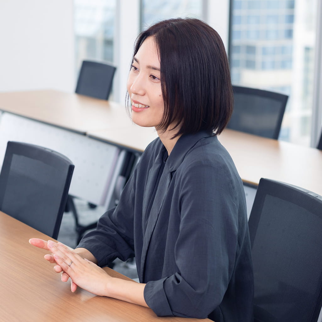 写真：インタビューに答える松田さん